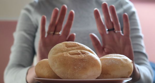 Frau, lehnt Brötchen ab.