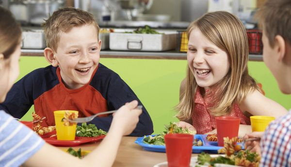 Übergewicht und Ernährung: Jüngere Kinder in der Klasse im Nachteil