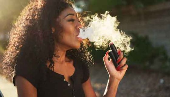 E-Zigaretten und Shishas sind für die Gesundheit ebenso riskant wie normale Zigaretten.