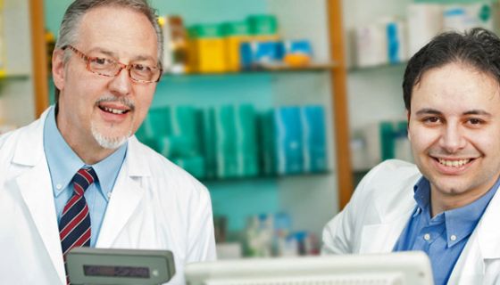 Zwei Apotheker im weißen Kittel.