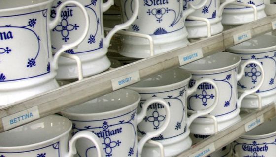 Regal mit Haferlnamenstassen blaue Schrift auf weißem Grund