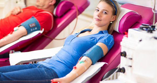 Speziell jüngere Menschen sollen zum Blutspenden motiviert werden.