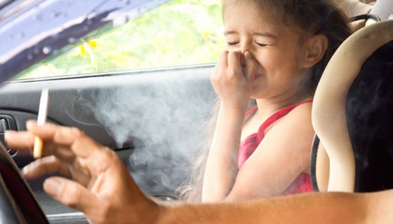 Wenn die Eltern rauchen, sind Kinder von Geburt an den Zigaretten-Schadstoffen ausgesetzt.