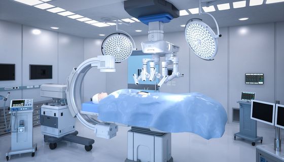 Moderner Operationssaal mit roboterassistierter Technik.