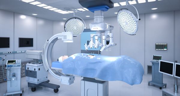 Moderner Operationssaal mit roboterassistierter Technik.