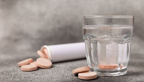 Brausetabletten in einem Glas.