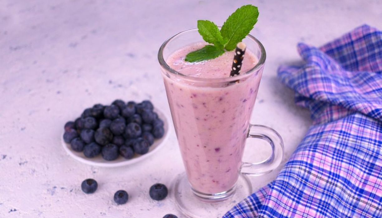 Molke-Shake mit Blaubeeren und Zimt | aponet.de