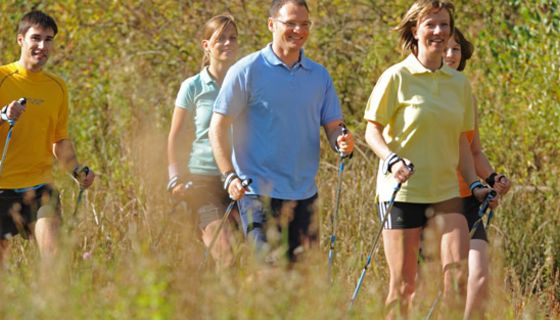 Gruppe von Menschen beim Nordic Walking