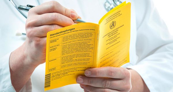 Der Impfpass sollte vor dem Urlaub kontrolliert werden.