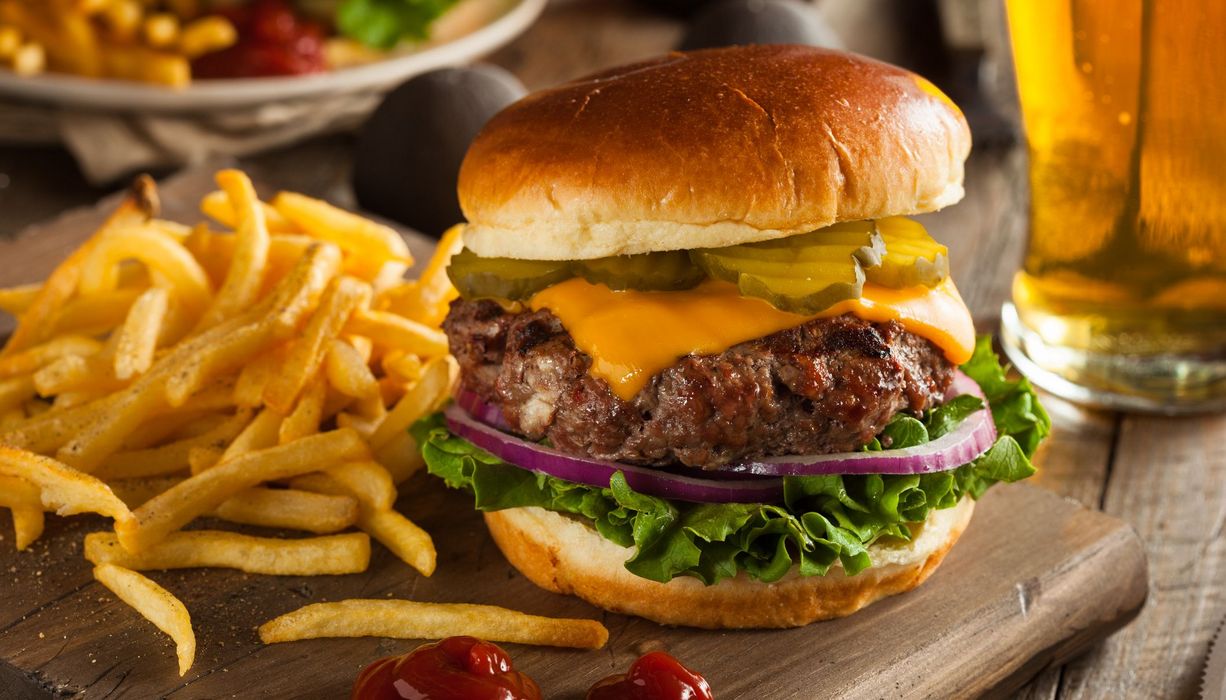 Foto von Hamburger und Pommes.