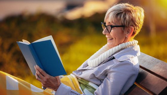 Frau, liest ein Buch.