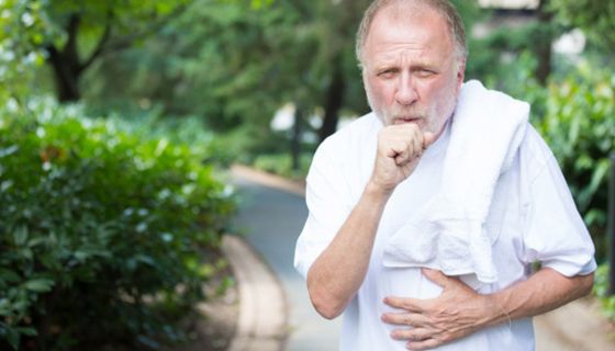 Husten und Schlaflosigkeit sind ebenso Symptome für Asthma wie Kurzatmigkeit.