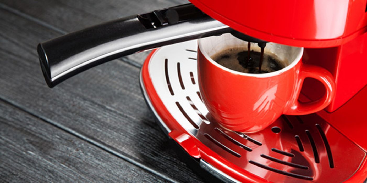Beim Aufbrühen von Kaffee können sich Schadstoffe aus der Maschine im Wasser lösen.