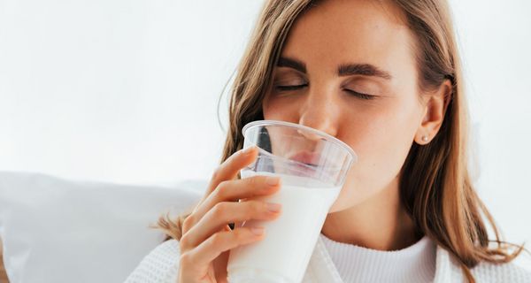 Frau, trinkt ein Glas Milch.