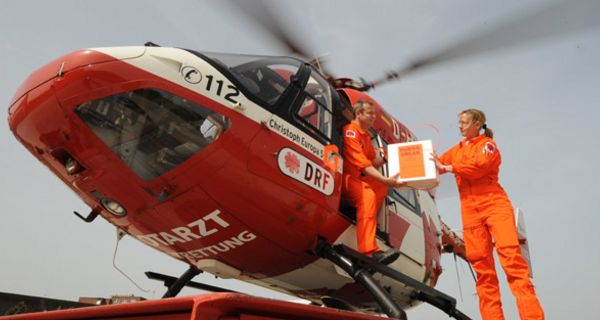 Übergabe einer Organspendebox am Rettungshubschrauber