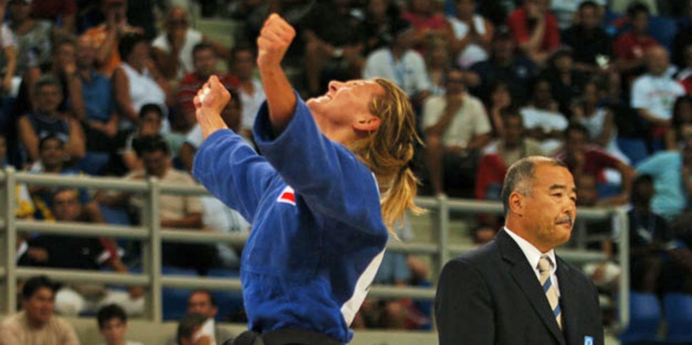 Judokämpfer jubelt nach dem Sieg.