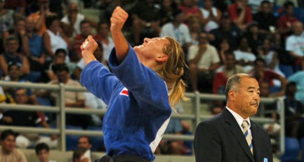 Judokämpfer jubelt nach dem Sieg.