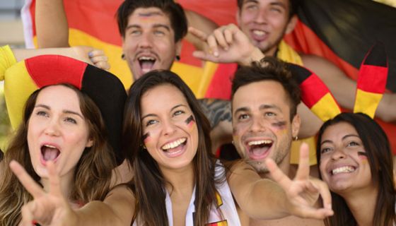 Eine Gruppe junger jubelnder und begeisterter deutscher Fußballfans.