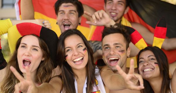 Eine Gruppe junger jubelnder und begeisterter deutscher Fußballfans.