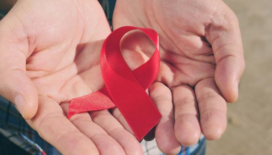 Im Jahr 2014 haben sich etwa 3200 Menschen in Deutschland mit HIV infiziert.