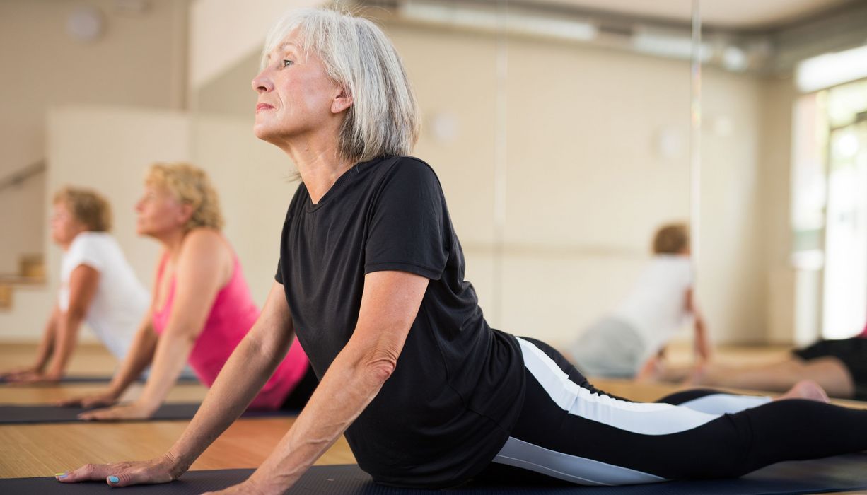 Ältere Frau, macht Yoga