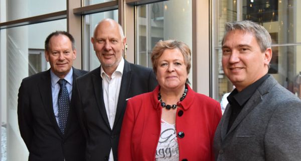 Hans Erik Henriksen, CEO von Healthcare Denmark, Trendforscher Matthias Horx, Magdalene Linz, Präsidentin der Apothekerkammer Niedersachsen und Tim Steimle, Fachbereichsleiter Arzneimittel der Techniker Krankenkasse (v.l.n.r.) auf dem Digitalisierungskongress in Hannover.