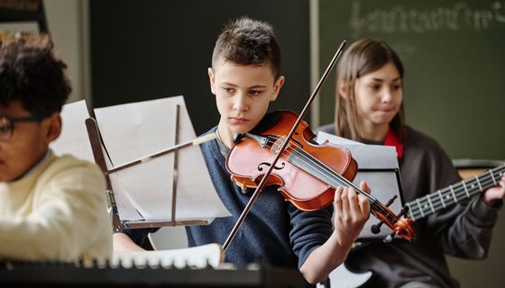 Kinder beim Geigenunterricht.