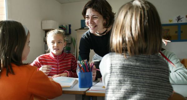 Lehrerin mit Schülern