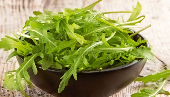 Rucola in einer Holzschale