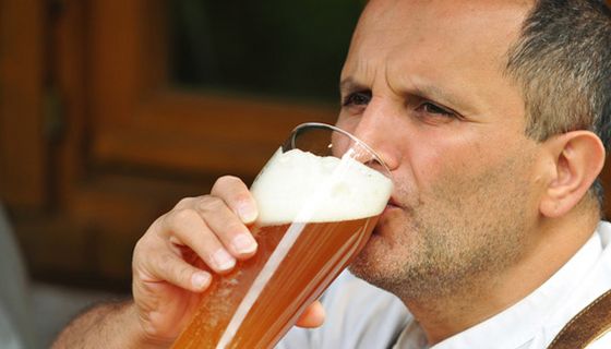 Biertrinkender Mann