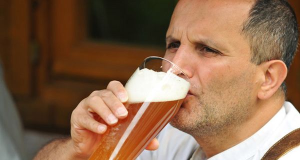 Biertrinkender Mann