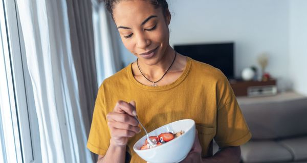 Frau, isst eine Müsli.