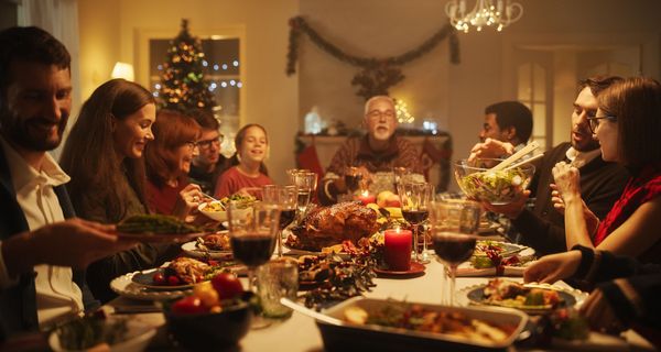 Familie am reich gedeckten Festtagstisch