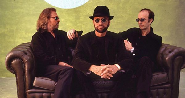 Die Band "Bee Gees" auf einer Couch