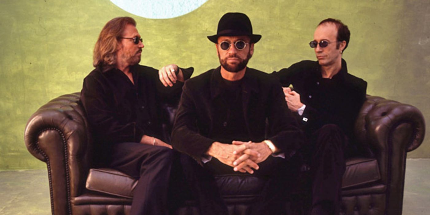 Die Band "Bee Gees" auf einer Couch