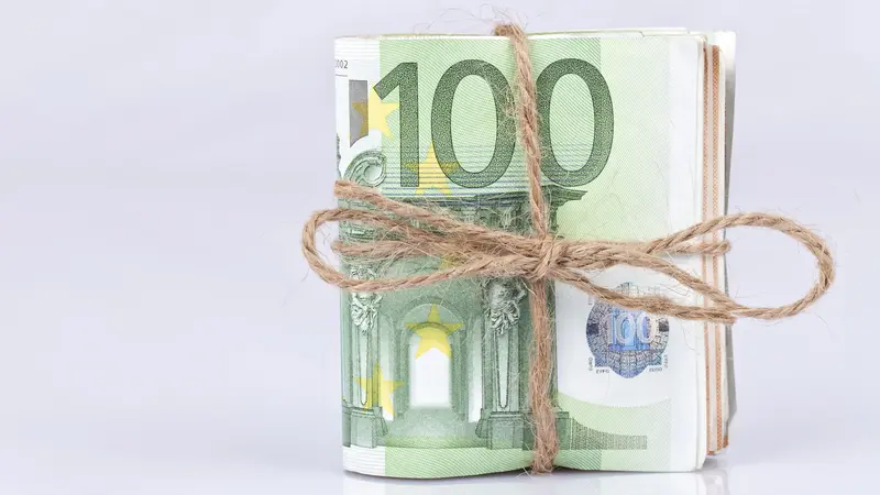 Bündel von 100-Euro-Scheinen mit Paketband verschnürt.