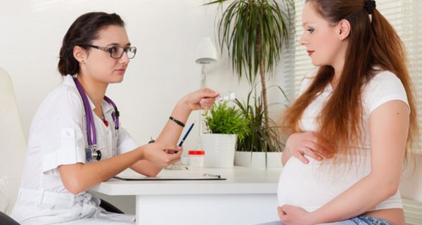 Schwangere wird von ihrer Ärztin zu Medikamenten beraten