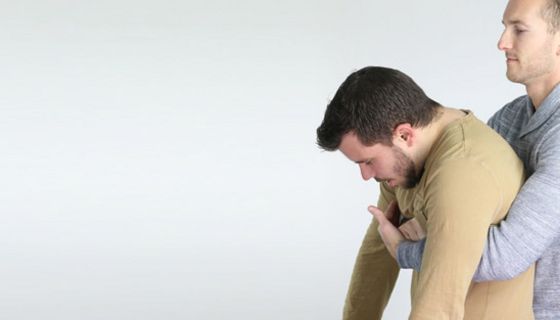Der Heimlich-Griff kann Leben retten, wenn verschluckte Fremdkörper die Atemwege blockieren.