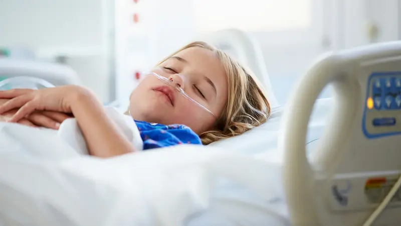 Kind im Krankenhausbett