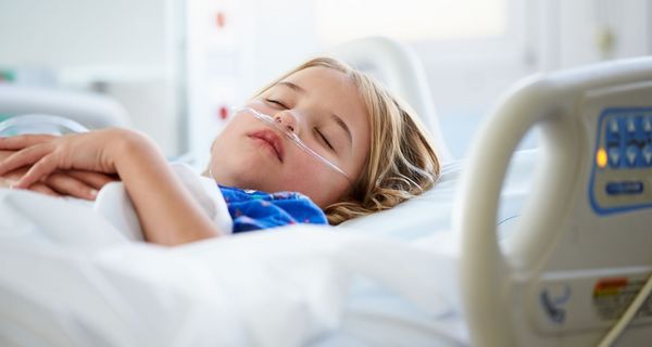 Kind im Krankenhausbett