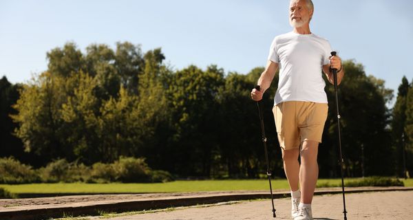 Älterer Mann beim Nordic Walking