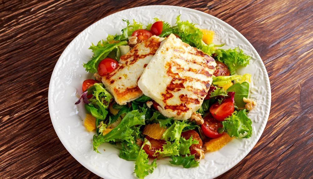 Fitness-Salat mit Halloumi-Käse | aponet.de