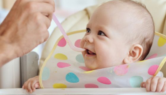 Baby wird gefüttert