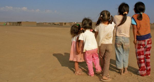 Rückenansicht von fünf unterschiedlich großen, südamerikanischen Kindern