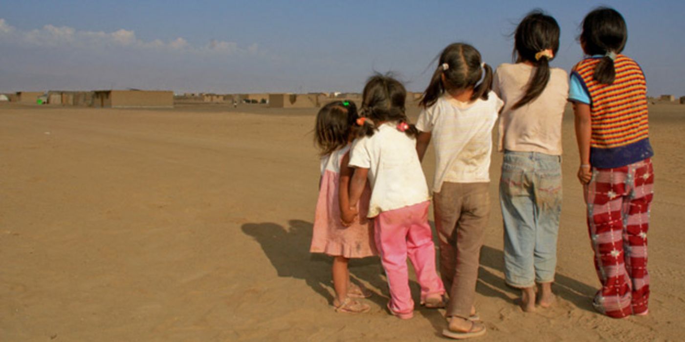Rückenansicht von fünf unterschiedlich großen, südamerikanischen Kindern