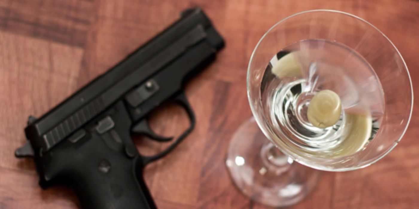 Martiniglas und Pistole