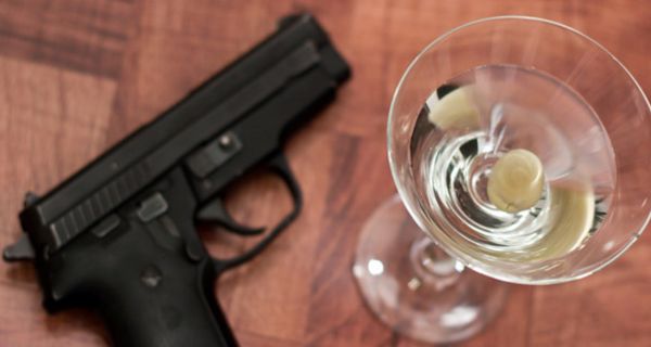 Martiniglas und Pistole