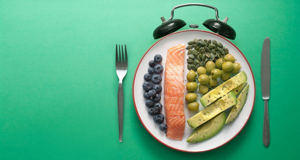 Teller voll Gemüse mit Lachs