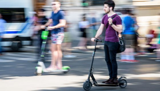 Bei Unfällen mit E-Scootern treten häufig Kopfverletzungen auf.