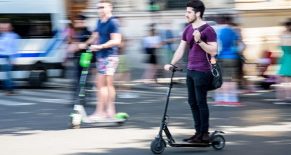 Bei Unfällen mit E-Scootern treten häufig Kopfverletzungen auf.